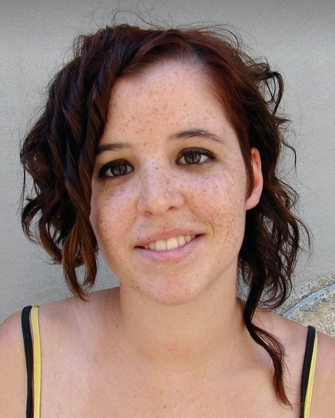 asymetryczne fryzury krótkie, kręcone włosy, uczesanie damskie zdjęcie numer 75A